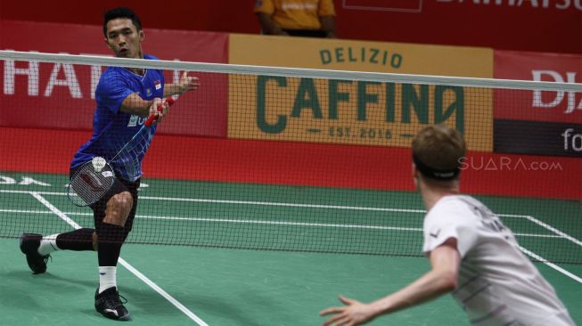 Pebulu tangkis tunggal putra Indonesia Jonatan Christie mengembalikan kok ke arah lawannya asal Denmak Anders Antonsen dalam babak perempat final Daihatsu Indonesia Masters 2020 di Istora Senayan, Jakarta, Jumat (17/1/2010). [Suara.com / Angga Budhiyanto]