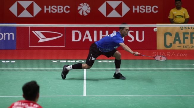 Pebulu tangkis tunggal Putra Indonesia Jonatan Christie mengembalikan shuttle kok ke arah pebulu tangkis tunggal Putra Taiwan Wang Tzu Wei dalam babak kedua Daihatsu Indonesia Master 2020 di Istora Senayan, Jakarta, Kamis (16/1). [Suara.com/Angga Budhiyanto] 
