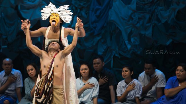 Aksi teaterikal pementasan 'Planet Sebuah Lament' di Teater Jakarta, Taman Ismail Marzuki, Jakarta Pusat, Kamis (16/01). [Suara.com/Alfian Winanto]