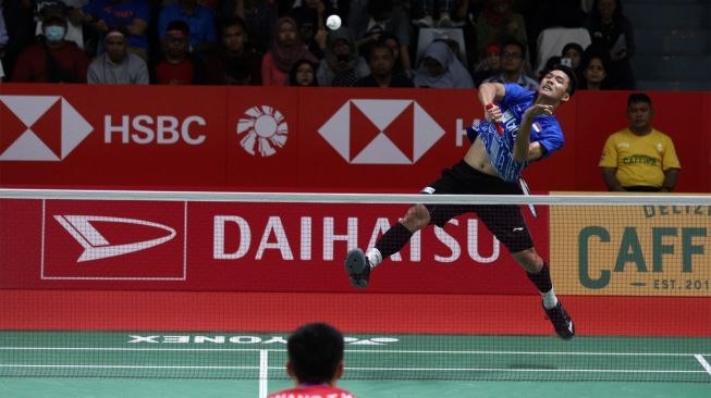 Pebulu tangkis tunggal Putra Indonesia Jonatan Christie mengembalikan shuttle kok ke arah pebulu tangkis tunggal Putra Taiwan Wang Tzu Wei dalam babak kedua Daihatsu Indonesia Master 2020 di Istora Senayan, Jakarta, Kamis (16/1).[Suara.com/Angga Budhiyanto] 
