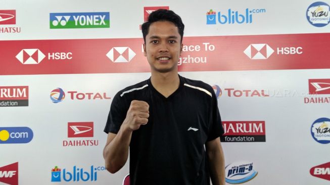 Pebulutangkis tunggal putra Indonesia, Anthony Sinisuka Ginting, membalas kekalahan dari Huang Yu Xiang (China) saat bertemu dalam babak perempat final Indonesia Masters 2020 di Istora Senayan, Jakarta, Jumat (17/1). [Suara.com/Arief Apriadi]