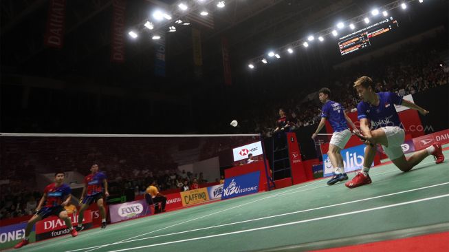 Pebulu tangkis ganda putra Indonesia Marcus Fernaldi Gideon dan rekannya Kevin Sanjaya Sukamuljo mengembalikan kok ke arah lawannya asal Malaysia Goh Sze Fei dan Nur Izzuddin dalam babak perempat final Daihatsu Indonesia Masters 2020 di Istora Senayan, Jakarta, Jumat (17/1). [Suara.com/Angga Budhiyanto]