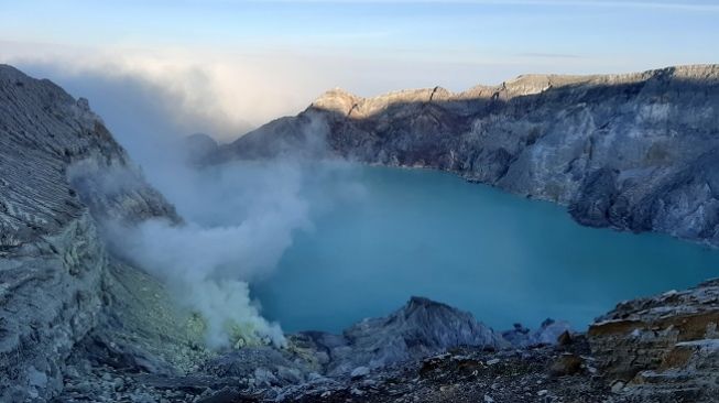 Muncul Buih Diduga Beracun, Kawah Ijen Tetap Dibuka