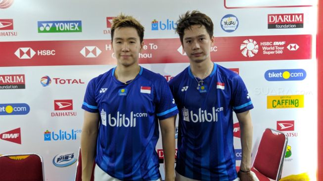 Pasangan ganda putra Indonesia, Kevin Sanjaya Sukamuljo/Marcus Fernaldi Gideon, usai jumpa pers terkait kemenangan di babak perempat final Indonesia Masters 2020 atas Goh Sze Fei/Nur Izzuddin (Malaysia) di Istora Senayan, Jakarta, Jumat (17/1). [Suara.com/Arief Apriadi]