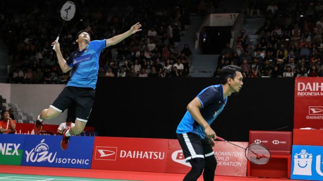 Pasangan ganda putra Indonesia berjuluk The Daddies, Hendra Setiawan/Mohammad Ahsan, lolos ke semifinal Indonesia Masters 2020 usai mengalahkan Lee Yang/Wang Chi-Lin (China Taipei) di Istora Senayan, Jakarta, Jumat (17/1). [Humas PBSI]