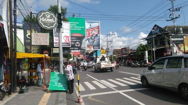 Jelang Pengoperasian APILL, Dishub Sleman Pasang Banner di Simpang 5 UNY