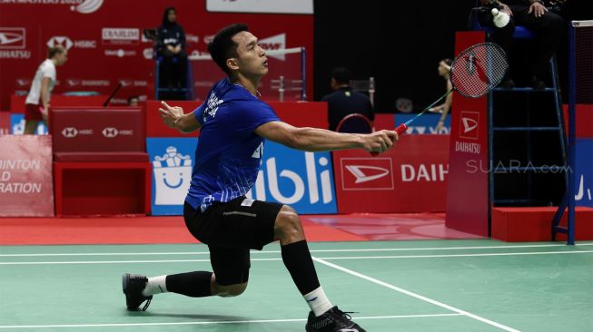 Pebulu tangkis tunggal Putra Indonesia Jonatan Christie mengembalikan shuttle kok ke arah pebulu tangkis tunggal Putra Taiwan Wang Tzu Wei dalam babak kedua Daihatsu Indonesia Master 2020 di Istora Senayan, Jakarta, Kamis (16/1). [Suara.com/Angga Budhiyanto] 
