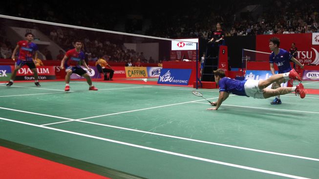 Pebulu tangkis ganda putra Indonesia Marcus Fernaldi Gideon dan rekannya Kevin Sanjaya Sukamuljo mengembalikan kok ke arah lawannya asal Malaysia Goh Sze Fei dan Nur Izzuddin dalam babak perempat final Daihatsu Indonesia Masters 2020 di Istora Senayan, Jakarta, Jumat (17/1). [Suara.com/Angga Budhiyanto]