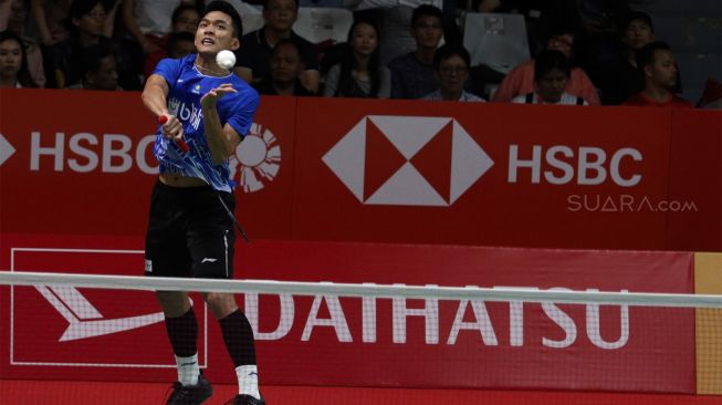 Pebulu tangkis tunggal putra Indonesia, Jonatan Christie, saat mengembalikan kok ke arah lawannya asal Denmak, Anders Antonsen, dalam laga babak perempat final Daihatsu Indonesia Masters 2020 di Istora Senayan, Jakarta, Jumat (17/1/2020). Jojo akhirnya harus kalah dengan skor 14-21, 21-10 dan 12-21. [Suara.com / Angga Budhiyanto]