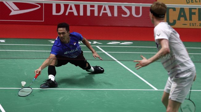 Pebulu tangkis tunggal putra Indonesia, Jonatan Christie, berusaha mengembalikan kok ke arah lawannya asal Denmak, Anders Antonsen, dalam laga babak perempat final Daihatsu Indonesia Masters 2020 di Istora Senayan, Jakarta, Jumat (17/1/2020). Jojo akhirnya harus kalah dengan skor 14-21, 21-10 dan 12-21. [Suara.com / Angga Budhiyanto]