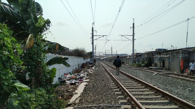 Penampakan rel stasiun Kampung Bandan, Ancol yang pernah menjadi lokasi tersangka penipuan, Totok Santoso Hadiningrat. (Suara.com/M Yasir).