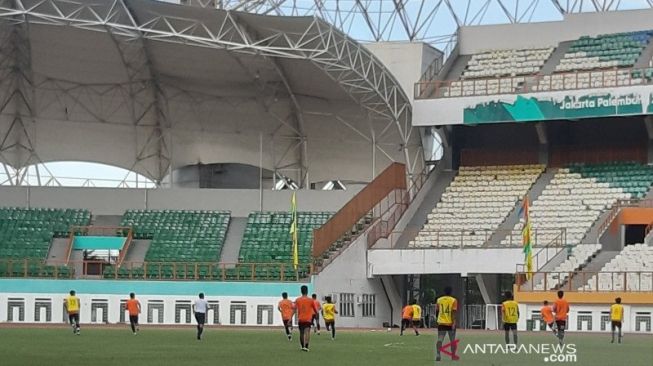 Pemain seleksi timnas Indonesia U-19 menjalani pertandingan internal di Stadion Wibawa Mukti, Cikarang Timur, Jawa Barat, Selasa (14/1/2020). (Antara / Michael Siahaan)