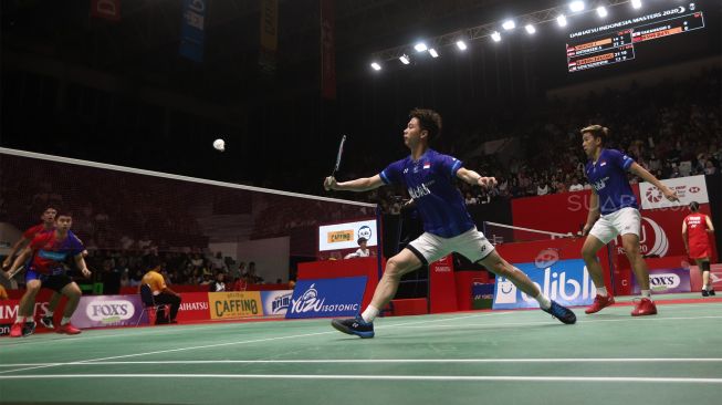 Pebulu tangkis ganda putra Indonesia Marcus Fernaldi Gideon dan rekannya Kevin Sanjaya Sukamuljo mengembalikan kok ke arah lawannya asal Malaysia Goh Sze Fei dan Nur Izzuddin dalam babak perempat final Daihatsu Indonesia Masters 2020 di Istora Senayan, Jakarta, Jumat (17/1). [Suara.com/Angga Budhiyanto]