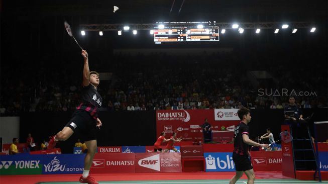 Pasangan Ganda Putra Indonesia Marcus Fernaldi Gideon dan Kevin Sanjaya Sukamuljo mengembalikkan kok kearah Pasangan Ganda China He Ji Ting dan Tan Qiang dalam babak kedua Daihatsu Indonesia Masters 2020 di Istora Senayan, Jakarta, Kamis (16/1). [Suara.com/Angga Budhiyanto]