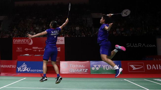 Pebulu tangkis ganda putri Indonesia Apriyani Rahayu dan Greysia Polii mengembalikan kok ke arah lawannya asal Jepang  Nami Matsuyama dan Chiharu Shida  dalam babak perempat final Daihatsu Indonesia Masters 2020 di Istora Senayan, Jakarta, Jumat (17/1).  [Suara.com/Angga Budhiyanto]