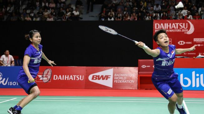 Ekpresi ganda putri Indonesia, Greysia Polii/Apriyani Rahayu, usai menaklukkan Nami Matsuyama/Chiharu Shida (Jepang) dalam babak perempat final Indonesia Masters 2020 di Istora Senayan, Jakarta, Jumat (17/1). [Humas PBSI]