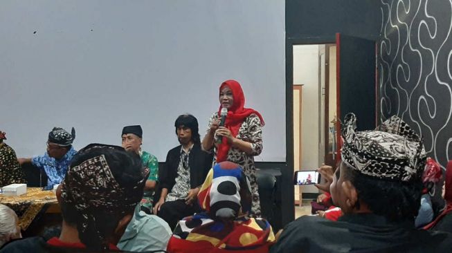 Mismi panitia daerah acara Ghost Mania Festival memohon maaf pada budayawan Banyuwangi di gedung Disbudpar pada Jumat (17/1/2020). [Suara.com/Ahmad Su'udi]