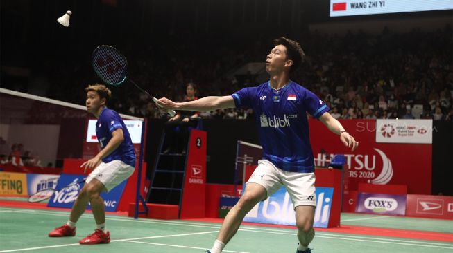 Pebulu tangkis ganda putra Indonesia Marcus Fernaldi Gideon dan rekannya Kevin Sanjaya Sukamuljo mengembalikan kok ke arah lawannya asal Malaysia Goh Sze Fei dan Nur Izzuddin dalam babak perempat final Daihatsu Indonesia Masters 2020 di Istora Senayan, Jakarta, Jumat (17/1). [Suara.com/Angga Budhiyanto]