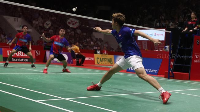 Pebulu tangkis ganda putra Indonesia Marcus Fernaldi Gideon dan rekannya Kevin Sanjaya Sukamuljo mengembalikan kok ke arah lawannya asal Malaysia Goh Sze Fei dan Nur Izzuddin dalam babak perempat final Daihatsu Indonesia Masters 2020 di Istora Senayan, Jakarta, Jumat (17/1). [Suara.com/Angga Budhiyanto]