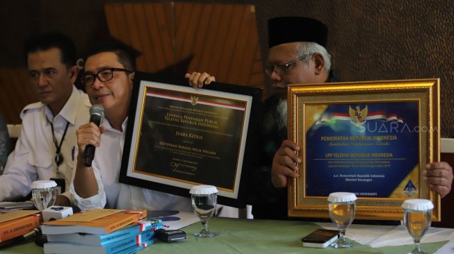 Direktur Utama LPP TVRI nonaktif Helmy Yahya  menunjukkan bukti lampiran-lampiran terkait pemecatan dirinya oleh Dewan Pengawas LPP TVRI saat konferensi pers di Pulau Dua Restaurant, Jakarta Pusat, Jumat (17/01). [Suara.com/Alfian Winanto]
