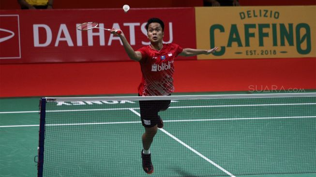 Pebulu tangkis tunggal putra Indonesia Anthony Sinisuka Ginting mengembalikan kok ke arah lawannya asal Denmak Viktor Axelsen dalam babak semifinal Daihatsu Indonesia Masters 2020 di Istora Senayan, Jakarta, Sabtu (18/1). [Suara.com/Angga Budhiyanto]