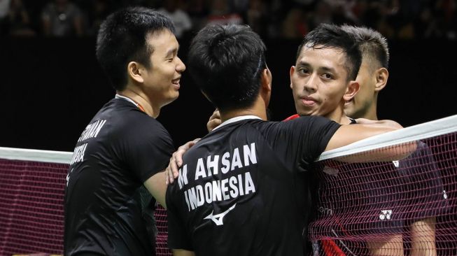 Pasangan ganda putra Indonesia, Hendra Setiawan/Mohammad Ahsan dan Fajar Alfian/Muhammad Rian Ardianto, usai bertanding dalam babak semifinal Indonesia Masters 2020 di Istora Senayan, Jakarta, Sabtu (18/1). [Humas PBSI]