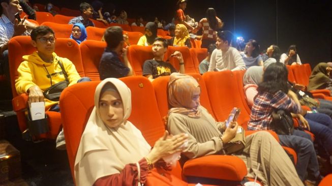 Nobar NKCTHI dengan para penyandang tunarungu. [Visinema Pictures]