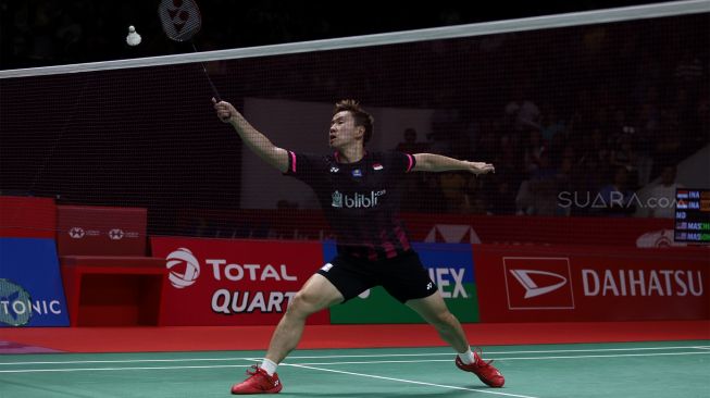 Pebulu tangkis ganda putra Indonesia Marcus Fernaldi Gideon mengembalikan kok ke arah lawannya asal Malaysia Aaron Chia dan Soh Wooi Yik dalam babak semifinal Daihatsu Indonesia Masters 2020 di Istora Senayan, Jakarta, Sabtu (18/1). [Suara.com/Angga Budhiyanto]