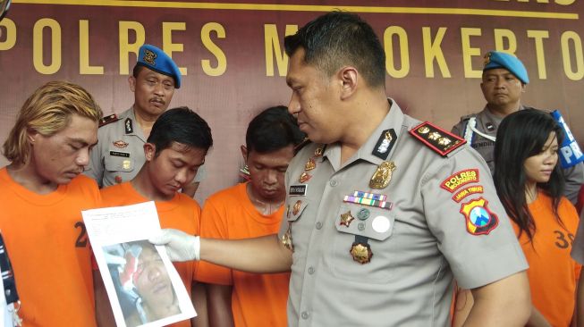Kapolres Mojokerto AKBP Feby D.P. Hutagalung menunjukkan foto korban dan para tersangka penganiayaan di Mapolres Mojokerto, Jumat kemarin. (Jatimnet.com).