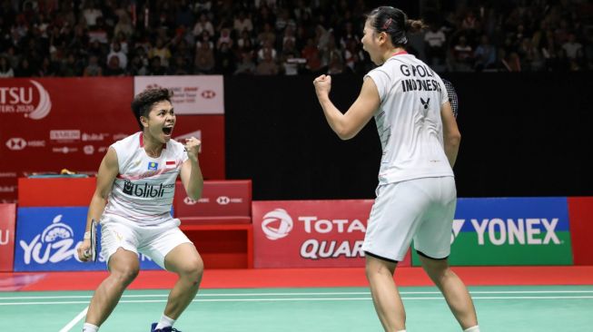 Pasangan ganda putri Indonesia, Greysia Polii/Apriyani Rahayu, memberikan keterangan pers terkait kemenangan di semifinal Indonesia Masters 2020 melawan Kim So Yeong/Kong Hee Yong (Korsel) di Istora Senayan, Jakarta, Sabtu (18/1).  [Suara.com/Arief Apriadi]