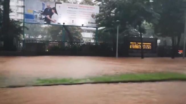 Seperti Sungai, Jalan Sudirman Depan Atmajaya Ditutup karena Banjir