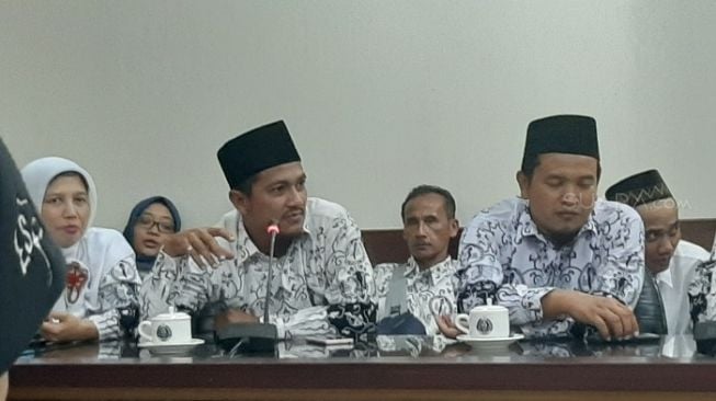 Ferdian Wibawa Sakti, guru SDN 3 Curah Takir yang tidak digaji setahun terakhir. (Suara.com/Ahmad Suudi).