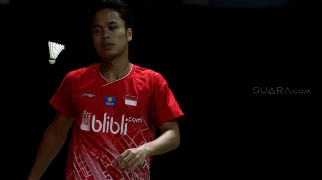 Pebulu tangkis tunggal putra Indonesia Anthony Sinisuka Ginting membiarkan kok dari lawannya asal Denmak Viktor Axelsen dalam babak semifinal Daihatsu Indonesia Masters 2020 di Istora Senayan, Jakarta, Sabtu (18/1). [Suara.com/Angga Budhiyanto]