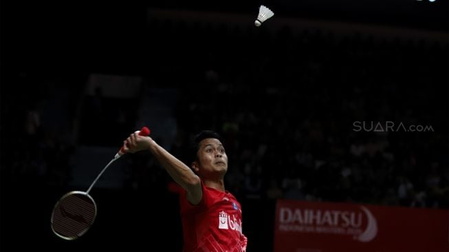 Pebulu tangkis tunggal putra Indonesia Anthony Sinisuka Ginting mengembalikan kok ke arah lawannya asal Denmak Viktor Axelsen dalam babak semifinal Daihatsu Indonesia Masters 2020 di Istora Senayan, Jakarta, Sabtu (18/1). [Suara.com/Angga Budhiyanto]