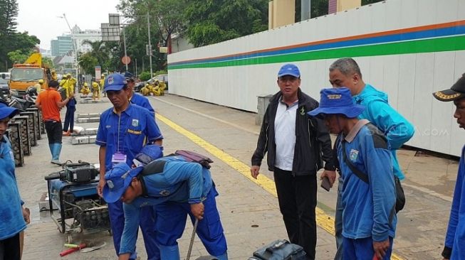 Kepala Dinas Bina Marga DKI Hari Nugroho (jaket hitam) meninjau kawasan Cikini yang sempat tergenang air. (Suara.com/Fakhri).