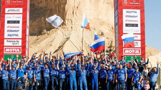 Pebalap tim Kamaz, Andrey Karginov bersama tim Kamaz keluar sebagai juara reli Dakar 2020 kategori truk setelah menyelesaikan etape 12 di Qiddiya, Arab Saudi, Jumat (17/1/2020) [ANTARA/HO/DPPI Media].