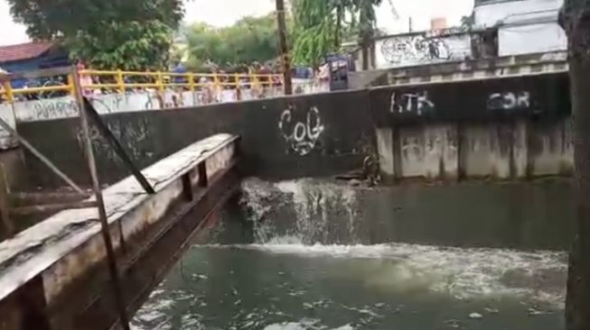 Jakarta Banjir Lagi, Tanggul Kali Sekretaris di Tanjung Duren Bocor