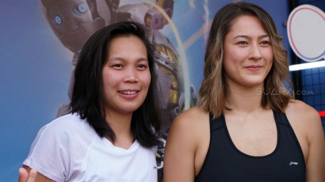 Pebulutangkis cantik asal Australia, Gronya Somerville, dan partnernya di ganda putri, Setyana Mapasa (kiri), menjadi bintang tamu dalam acara Meet and Greet rangkaian ajang Indonesia Masters 2020 di Istora Senayan, Jakarta, Jumat (17/1). [Suara.com/Arief Apriadi]