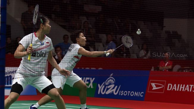 Pebulu tangkis ganda putri Indonesia Apriyani Rahayu dan Greysia Polii mengembalikan kok ke arah lawannya asal Korea Selatan Kim So Yeong dan Kong Hee Yong dalam babak semi final Daihatsu Indonesia Masters 2020 di Istora Senayan, Jakarta, Sabtu (18/1). [Suara.com/Angga Budhiyanto]