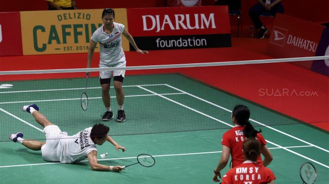 Pebulu tangkis ganda putri Indonesia Apriyani Rahayu dan Greysia Polii berusaha mengembalikan kok ke arah lawannya asal Korea Selatan Kim So Yeong dan Kong Hee Yong dalam babak semi final Daihatsu Indonesia Masters 2020 di Istora Senayan, Jakarta, Sabtu (18/1). [Suara.com/Angga Budhiyanto]