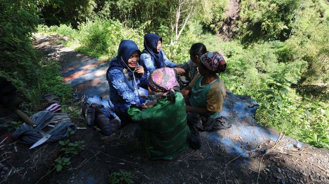 Sejumlah tim kesehatan Poliklinik Desa Tegalmulyo meriksa kesehatan warga saat pelayanan kesehatan di kawasan lereng Gunung Merapi, Girpasang, Tegalmulyo, Kemalang, Jawa Tengah, Ju mat (17/1). [ANTARA FOTO/Aloysius Jarot Nugroho]