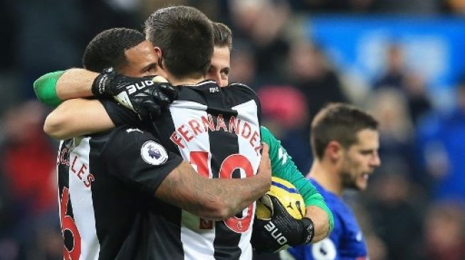 Federico Fernandez dan para pemain Newcastle United lainnya merayakan kemenangan atas Chelsea di akhir laga Liga Inggris di St James Park. Lindsey Parnaby / AFP