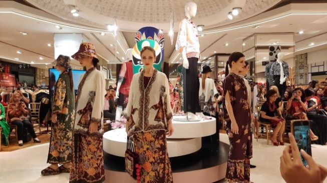 Koleksi Imlek Galeries Lafayette gaet Sebastian Gunawan dan Ghea Panggabean. (Suara.com/Risna Halidi)