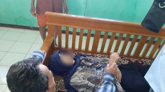 Eti Maryati, Puluhan Tahun Jadi Guru Honorer Wafat saat Mengajar di Kelas