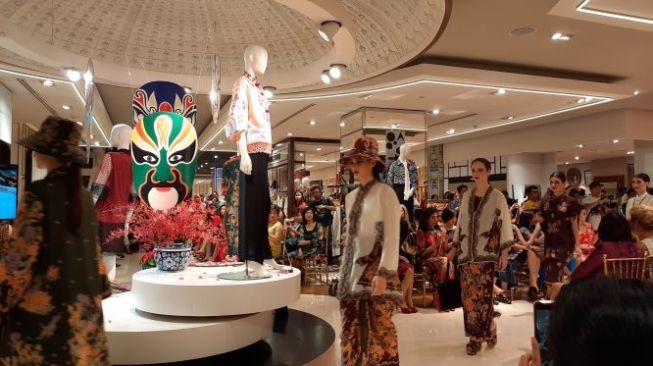 Koleksi Imlek Galeries Lafayette gaet Sebastian Gunawan dan Ghea Panggabean. (Suara.com/Risna Halidi)