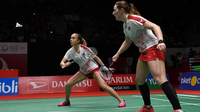 Pebulu tangkis ganda putri Denmark Sara Thygesen (kiri) dan rekannya Maiken Fruergaard mengembalikan kok ke arah lawannya asal Jepang Misaki Matsutomo dan Ayaka Takahashi dalam babak semi final Daihatsu Indonesia Masters 2020 di Istora Senayan, Jakarta, Sabtu (18/1/2020). ANTARA FOTO/Aditya Pradana Putra.