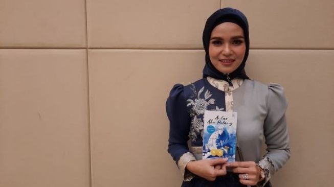  Lona Kharisma penulis buku Antar Aku Pulang. (Suara.com/Risna Halidi)