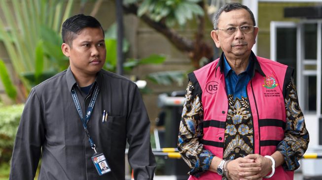 Tersangka eks Direktur Utama PT. Asuransi Jiwasraya Hendrisman Rahim tiba untuk menjalani pemeriksaan di gedung KPK, Jakarta, Senin (20/1). [ANTARA FOTO/M Risyal Hidayat]