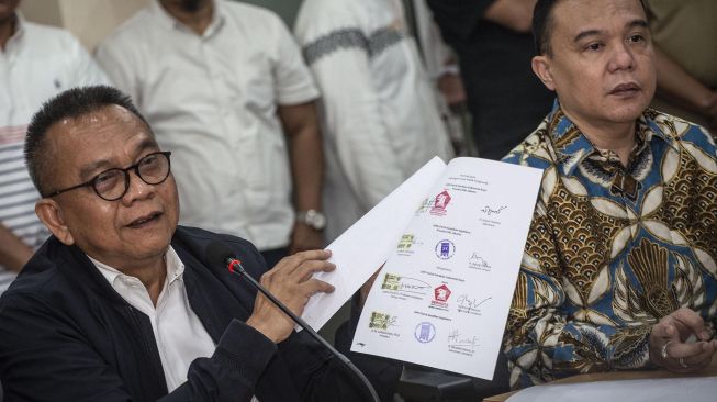 Ketua DPD Gerindra DKI Jakarta Muhammad Taufik (kiri) bersama Waketum DPP Gerindra Sufmi Dasco Ahmad (kanan) memberikan keterangan pers tentang nama calon Wakil Gubernur (cawagub) DKI Jakarta di Kantor Fraksi Gerindra DPRD DKI Jakarta, Senin (20/1).  [ANTARA FOTO/Aprillio Akbar]
