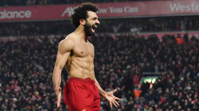 Penyerang Liverpool Mohamed Salah merayakan gol kedua  selama pertandingan sepak bola Liga Primer Inggris antara Liverpool melawan Manchester United di sStadion Anfield, Liverpool, Inggris, Senin (19/1) dini hari WIB. [Paul ELLIS / AFP]